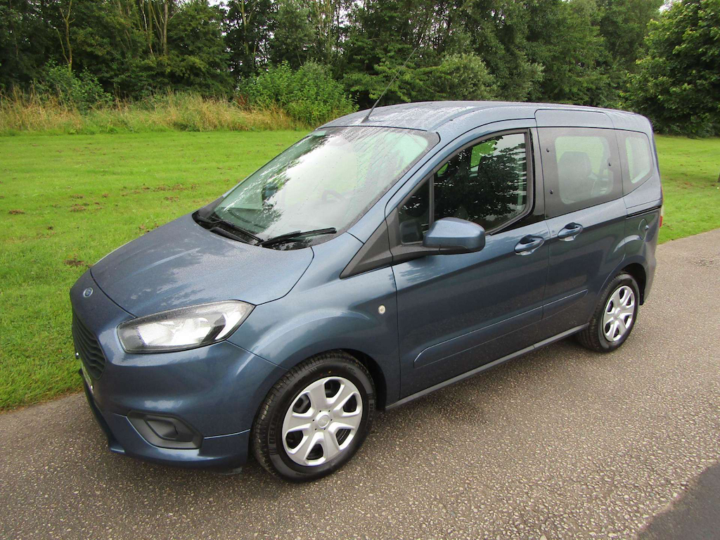 
								Ford Tourneo Courier full									