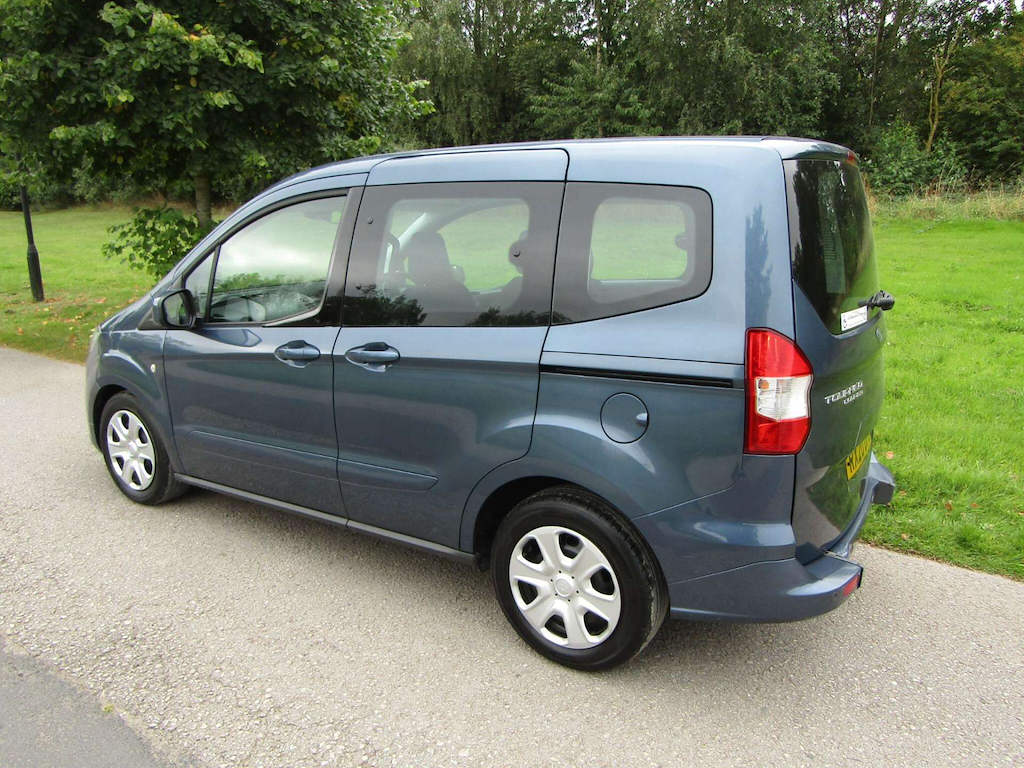 
								Ford Tourneo Courier full									