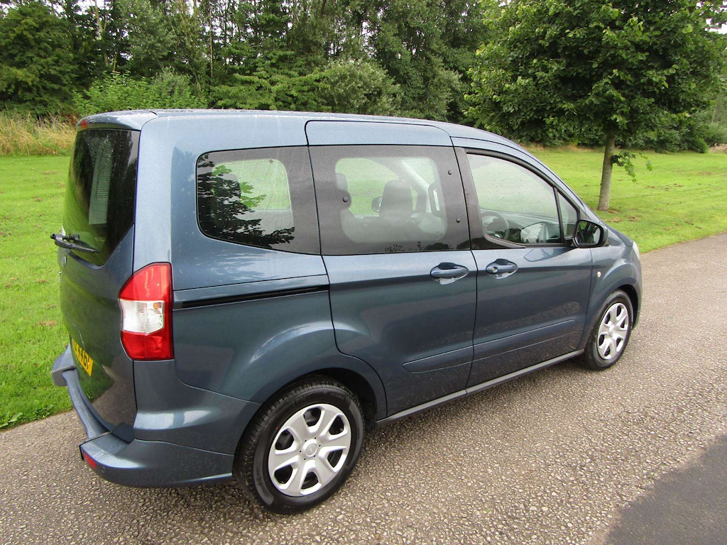 
								Ford Tourneo Courier full									