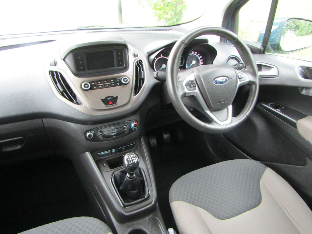 
								Ford Tourneo Courier full									