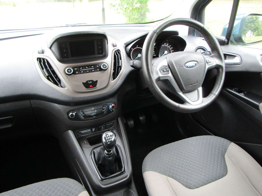 
								Ford Tourneo Courier full									