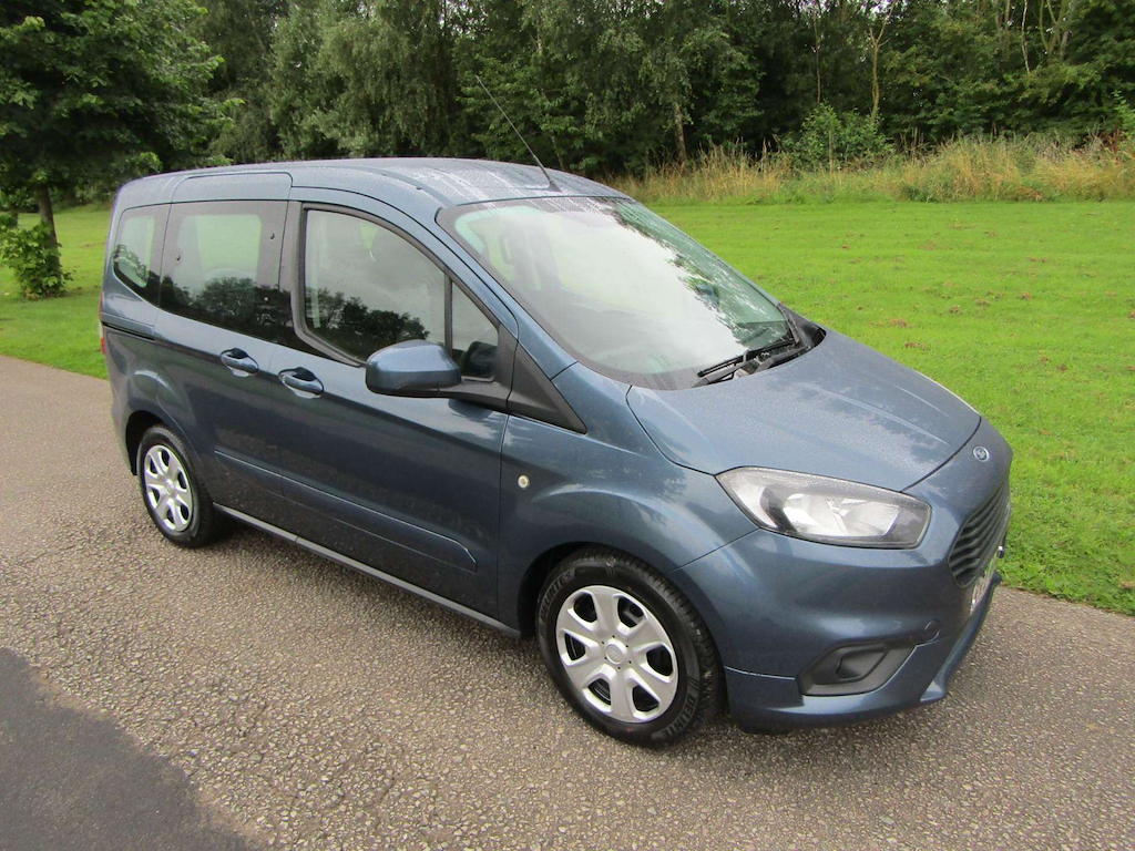 
								Ford Tourneo Courier full									