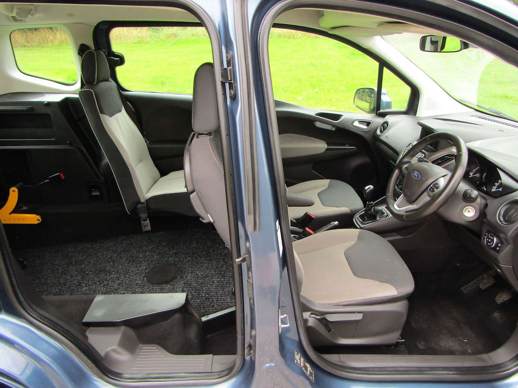 
								Ford Tourneo Courier full									