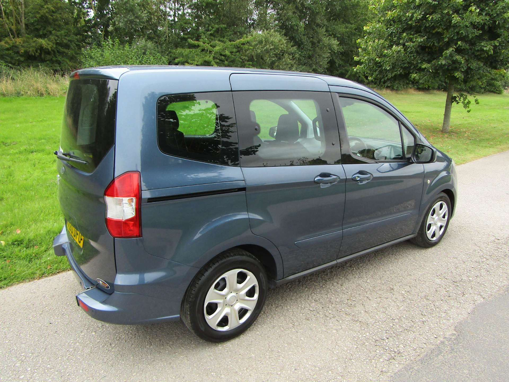 
								Ford Tourneo Courier full									