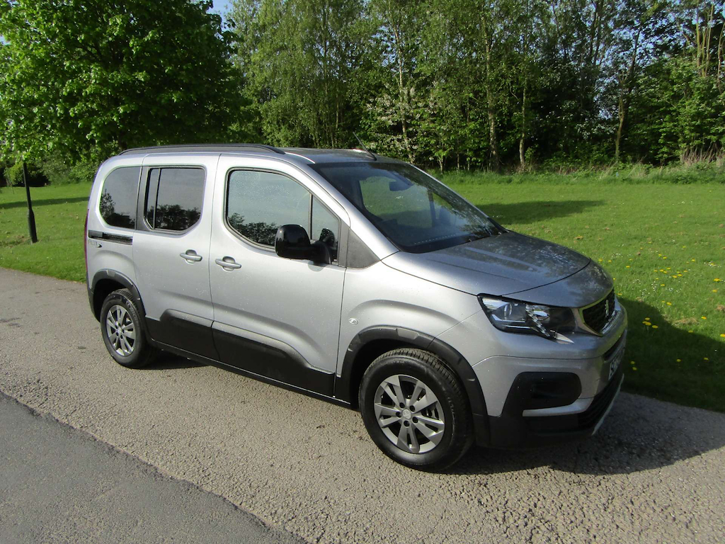 
								Peugeot Rifter full									
