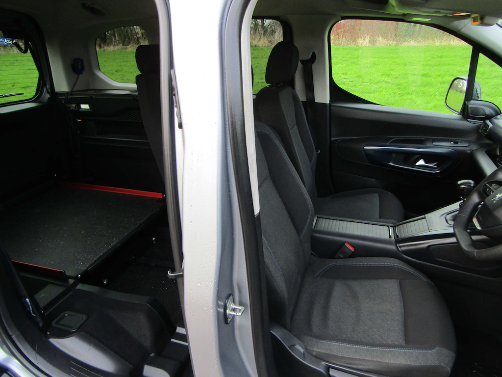 
								Peugeot Rifter full									