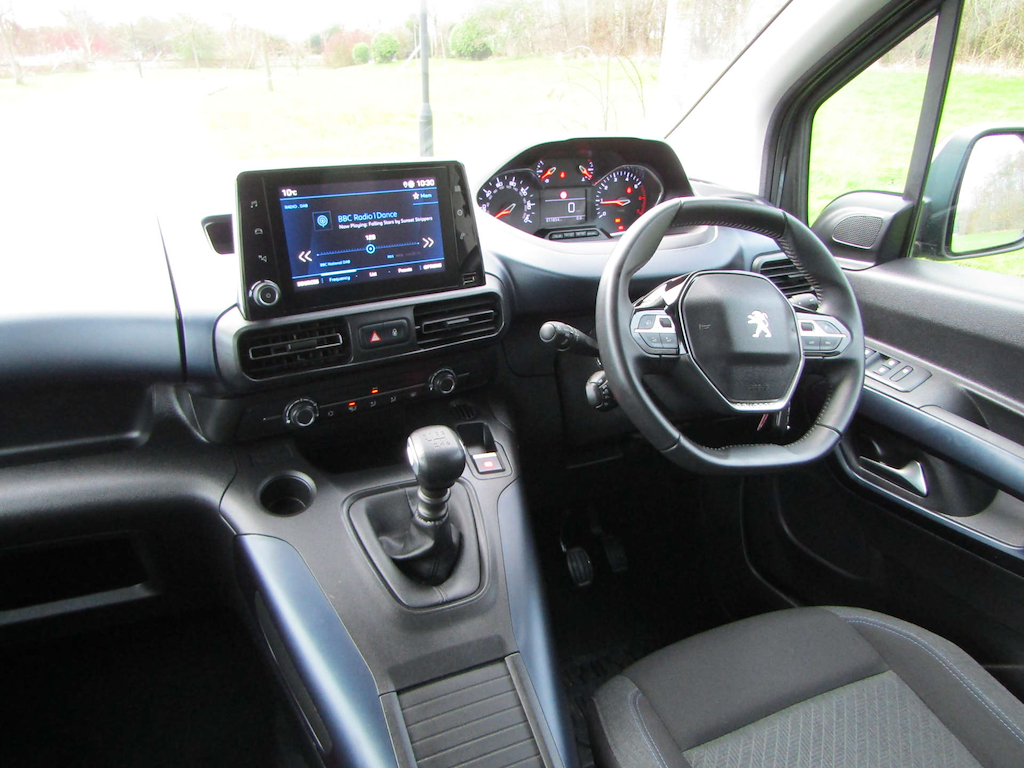 
								Peugeot Rifter full									