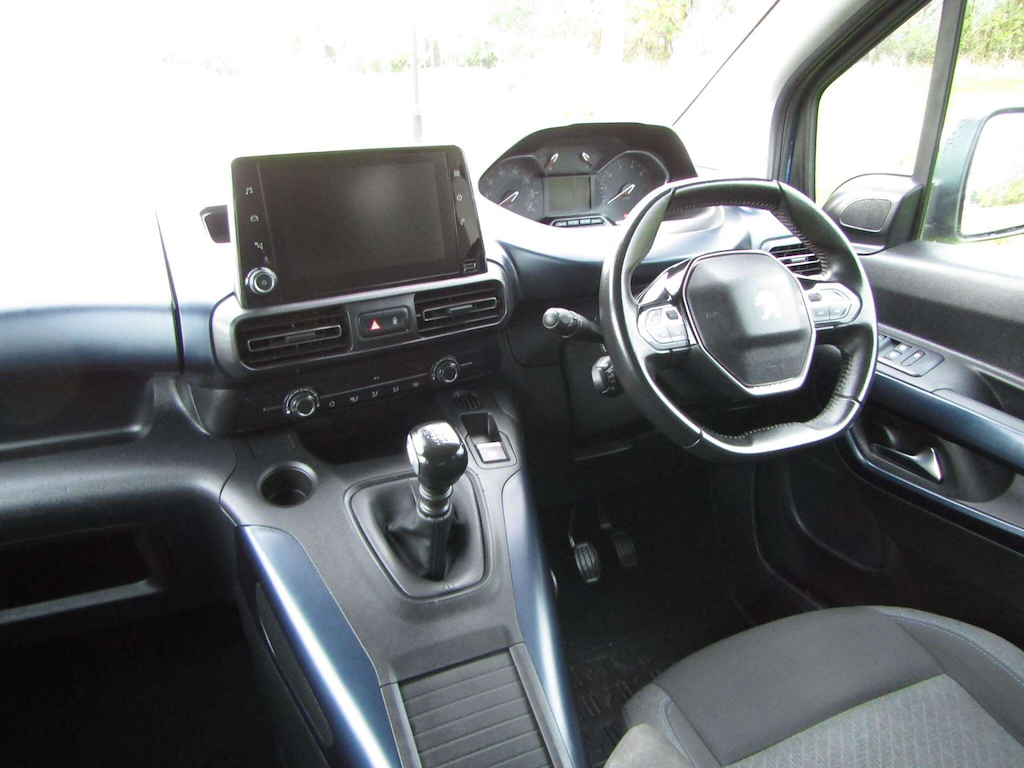 
								Peugeot Rifter full									