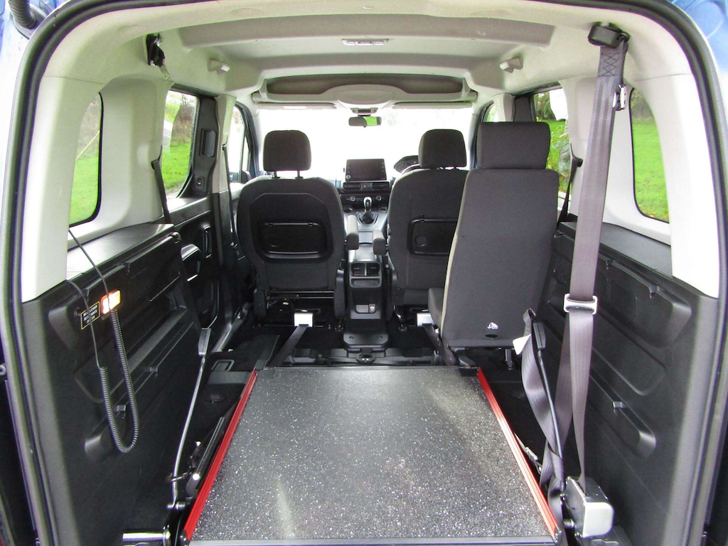 
								Peugeot Rifter full									