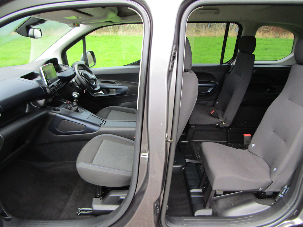 
								Peugeot Rifter full									