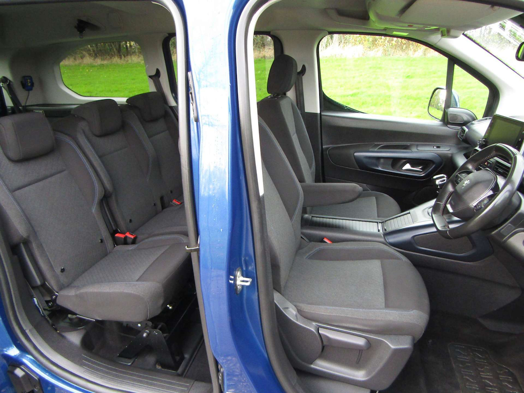 
								Peugeot Rifter full									