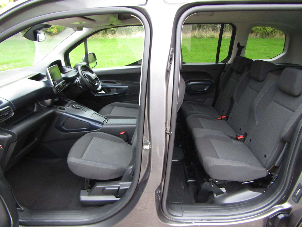 
								Peugeot Rifter full									