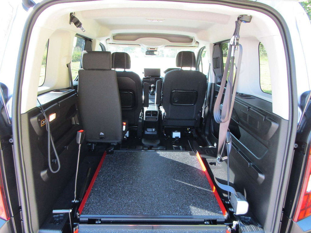 
								Peugeot Rifter full									