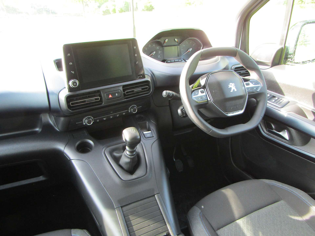 
								Peugeot Rifter full									