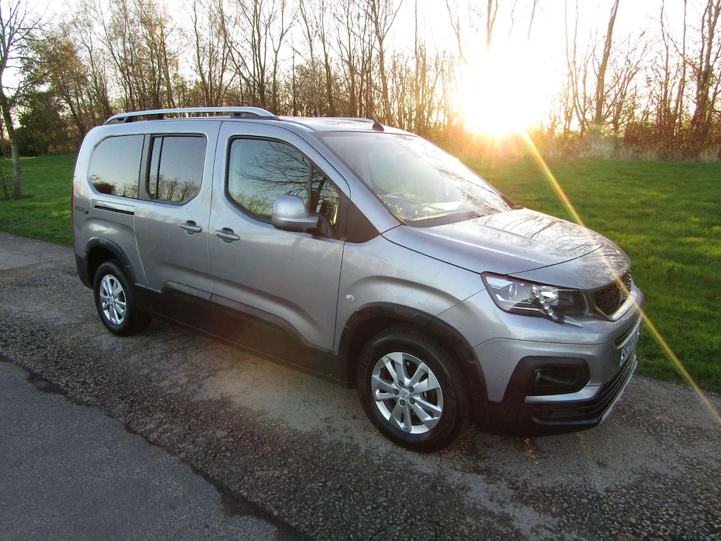 
								Peugeot Rifter full									