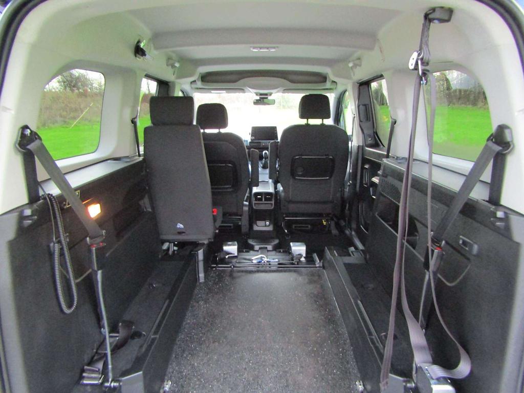 
								Peugeot Rifter full									