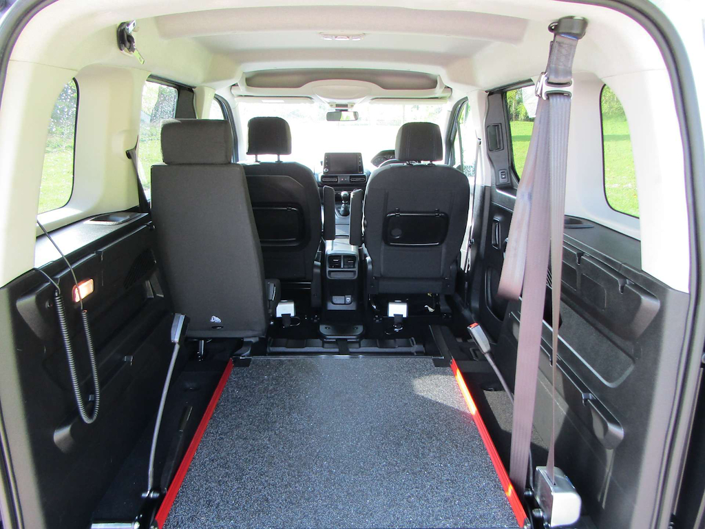 
								Peugeot Rifter full									