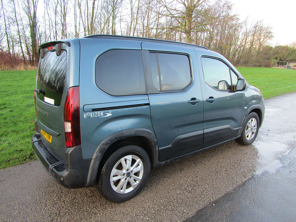 
								Peugeot Rifter full									