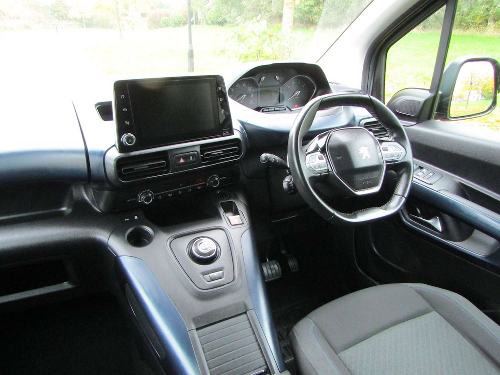 
								Peugeot Rifter full									
