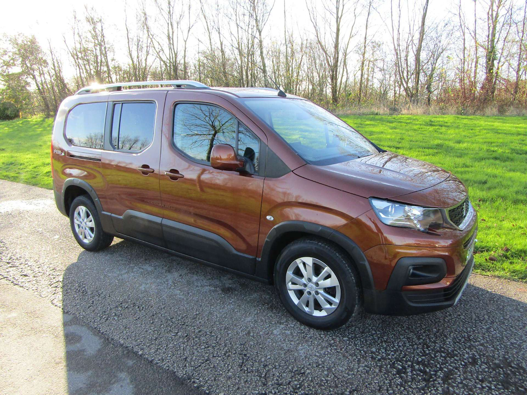 
								Peugeot Rifter full									