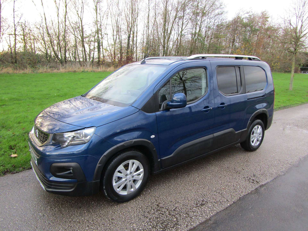 
								Peugeot Rifter full									