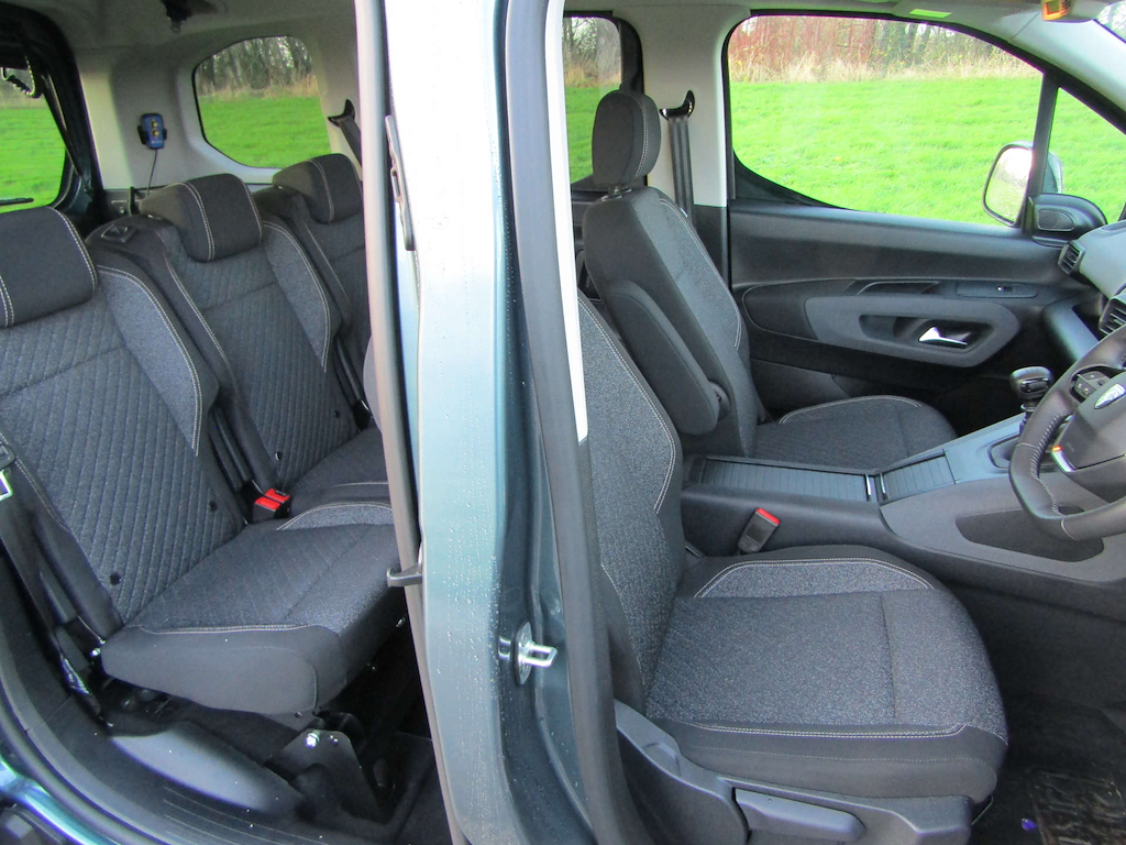 
								Peugeot Rifter full									