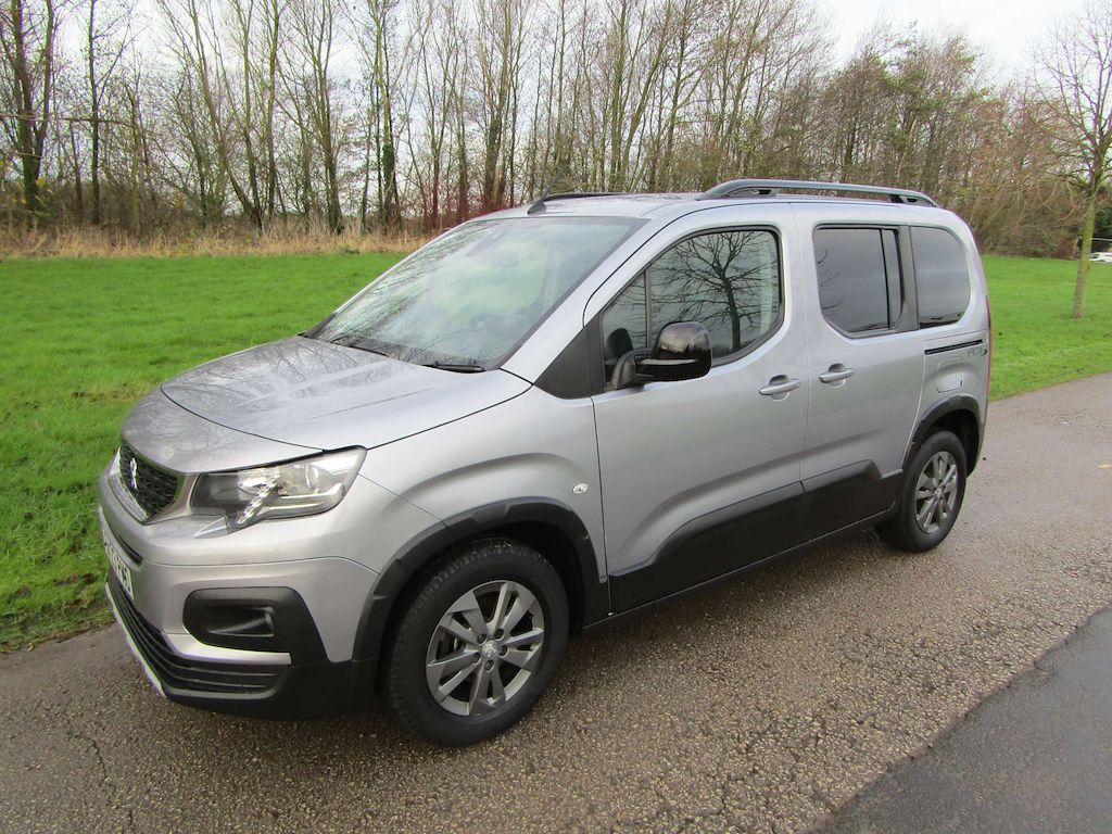 
								Peugeot Rifter full									