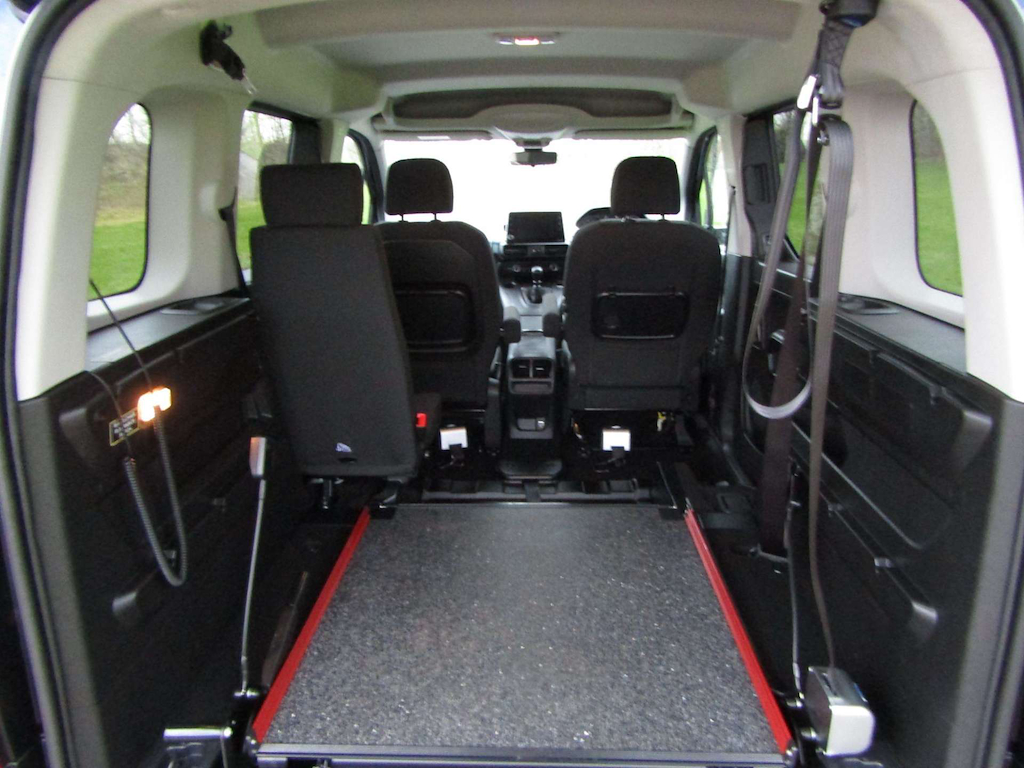 
								Peugeot Rifter full									