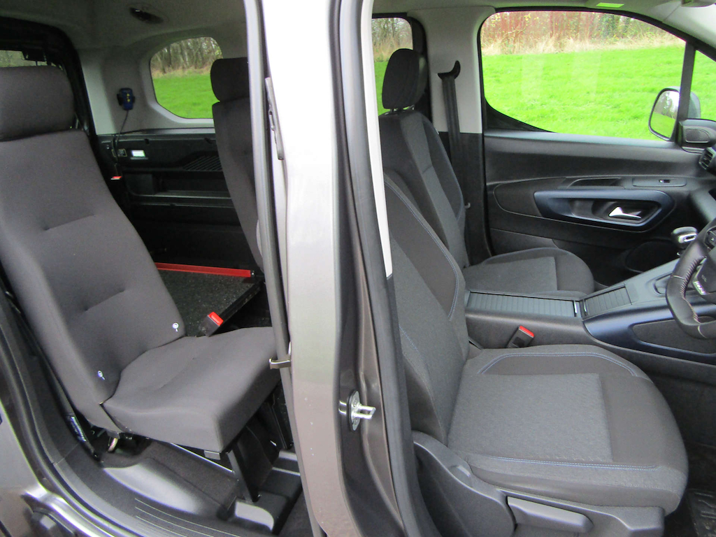 
								Peugeot Rifter full									