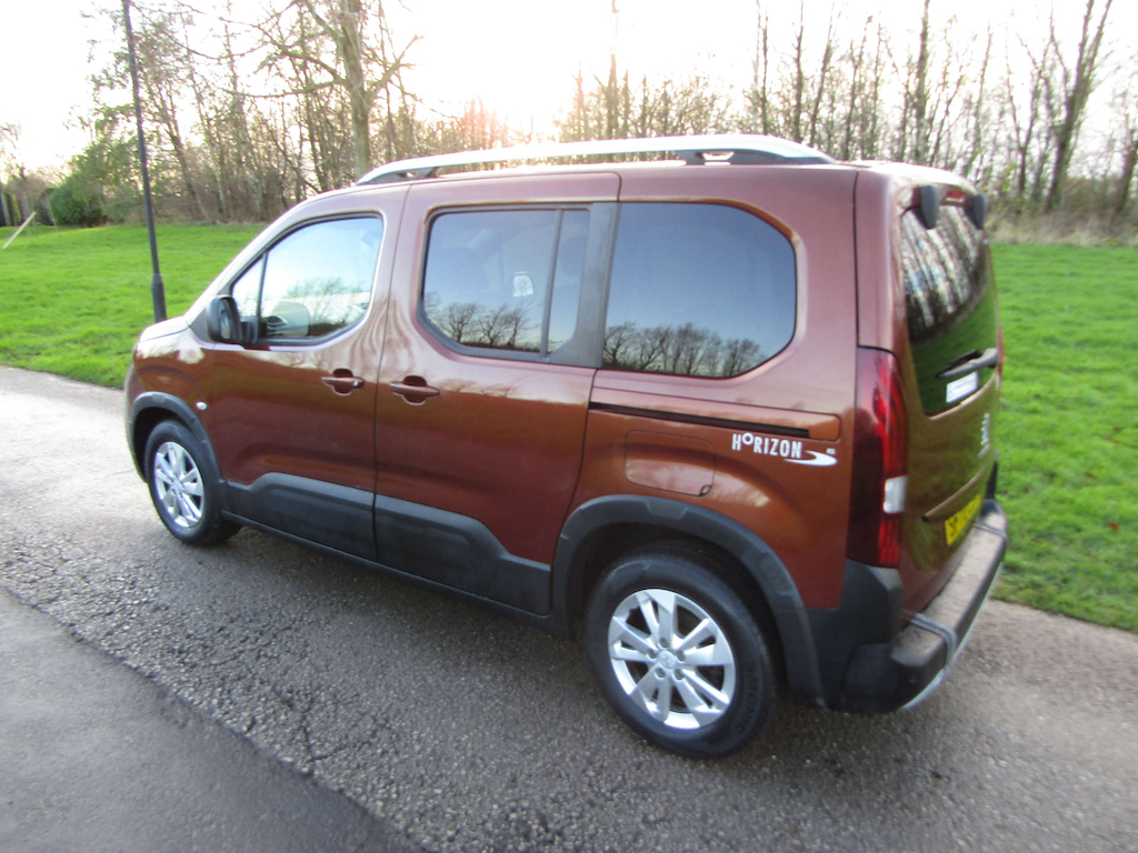 
								Peugeot Rifter full									