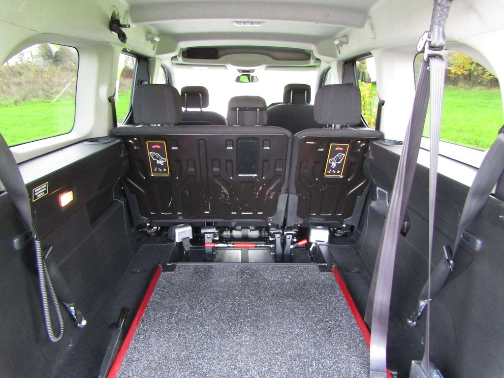 
								Peugeot Rifter full									