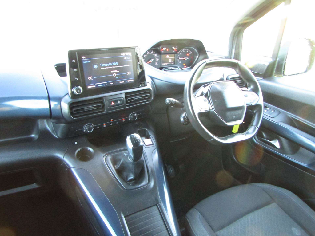 
								Peugeot Rifter full									