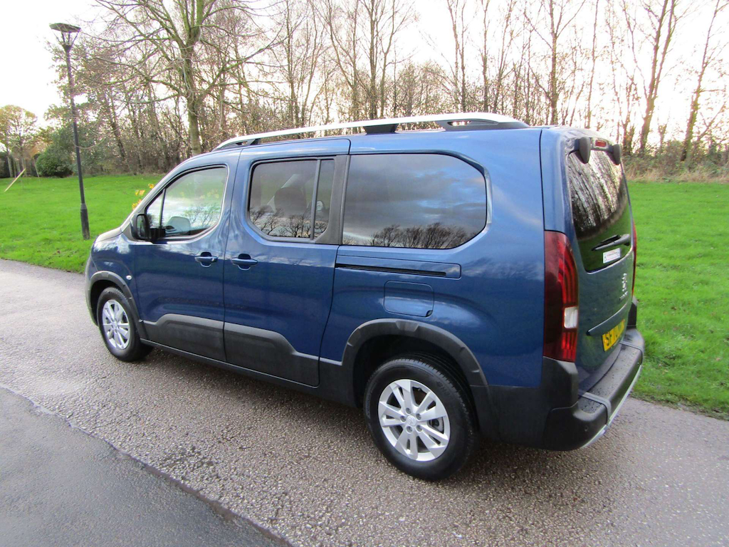 
								Peugeot Rifter full									