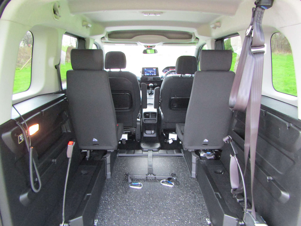 
								Peugeot Rifter full									