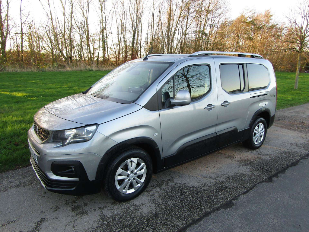 
								Peugeot Rifter full									