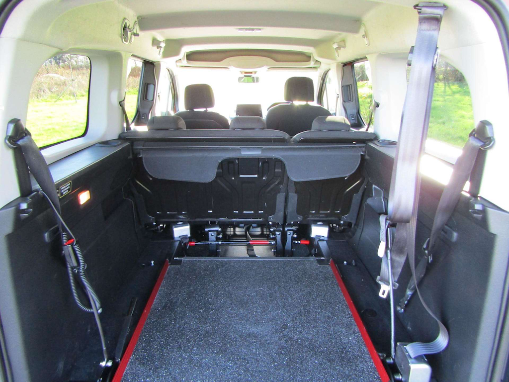 
								Peugeot Rifter full									