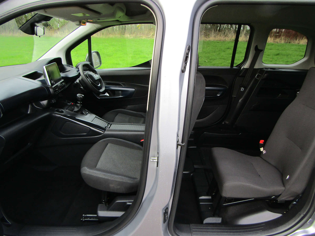 
								Peugeot Rifter full									