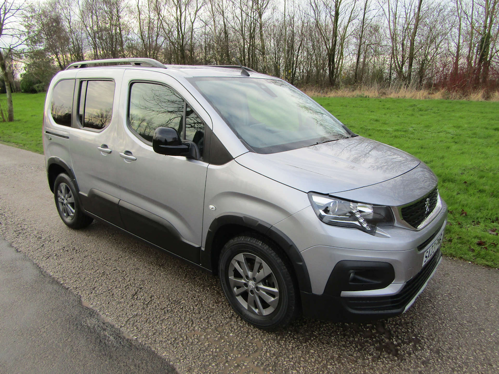 
								Peugeot Rifter full									