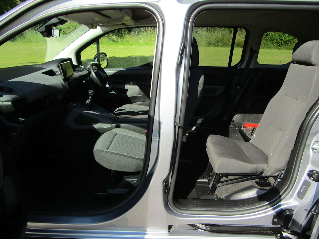 
								Peugeot Rifter full									