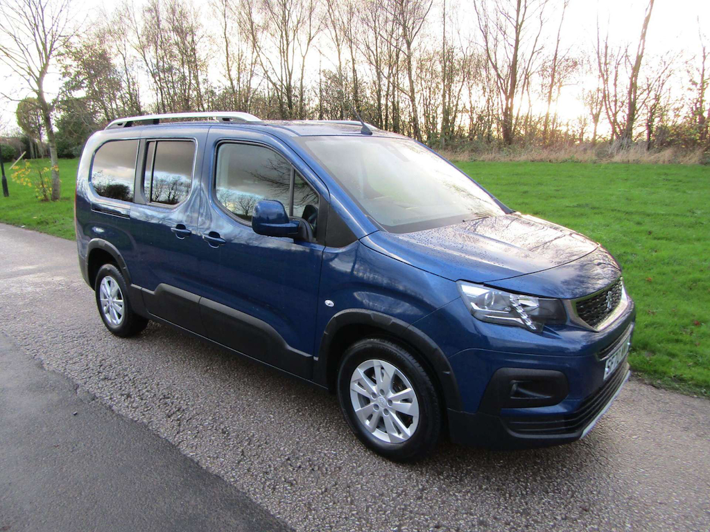 
								Peugeot Rifter full									