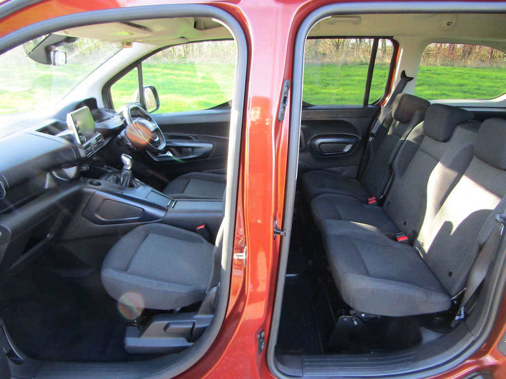 
								Peugeot Rifter full									