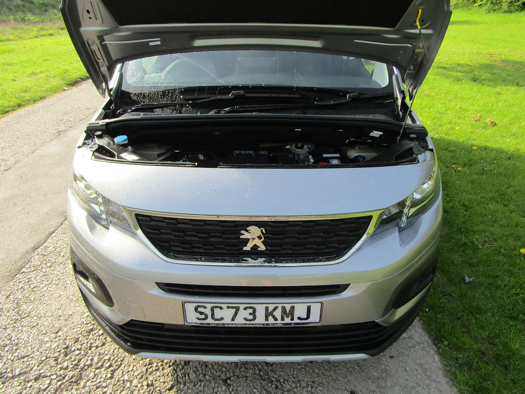 
								Peugeot Rifter full									