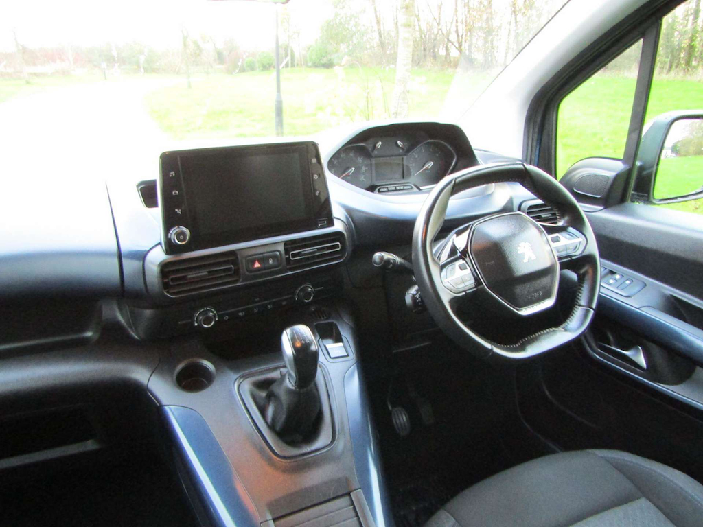 
								Peugeot Rifter full									