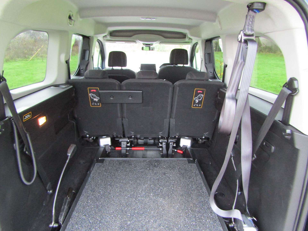 
								Peugeot Rifter full									