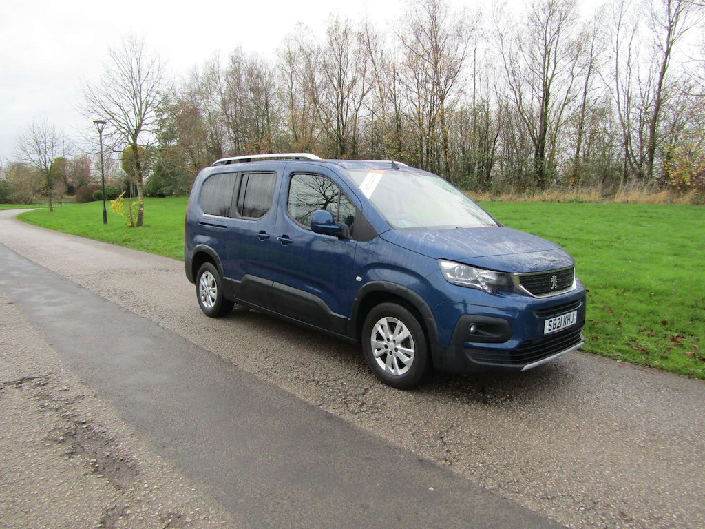 
								Peugeot Rifter full									