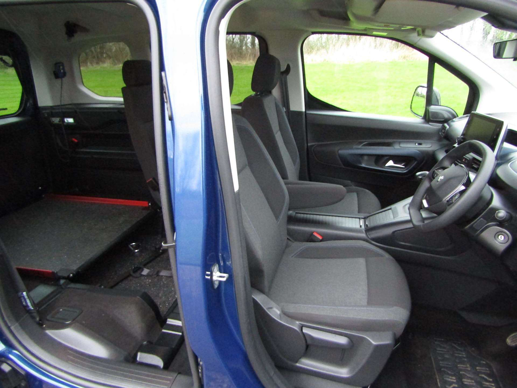 
								Peugeot Rifter full									
