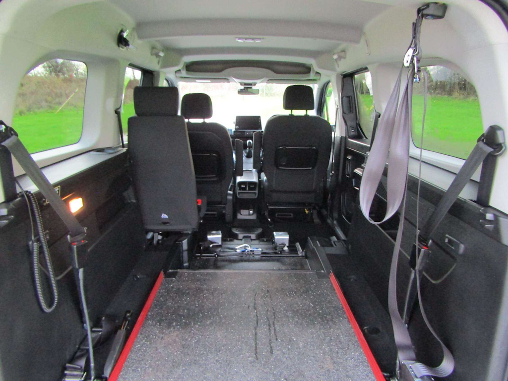
								Peugeot Rifter full									