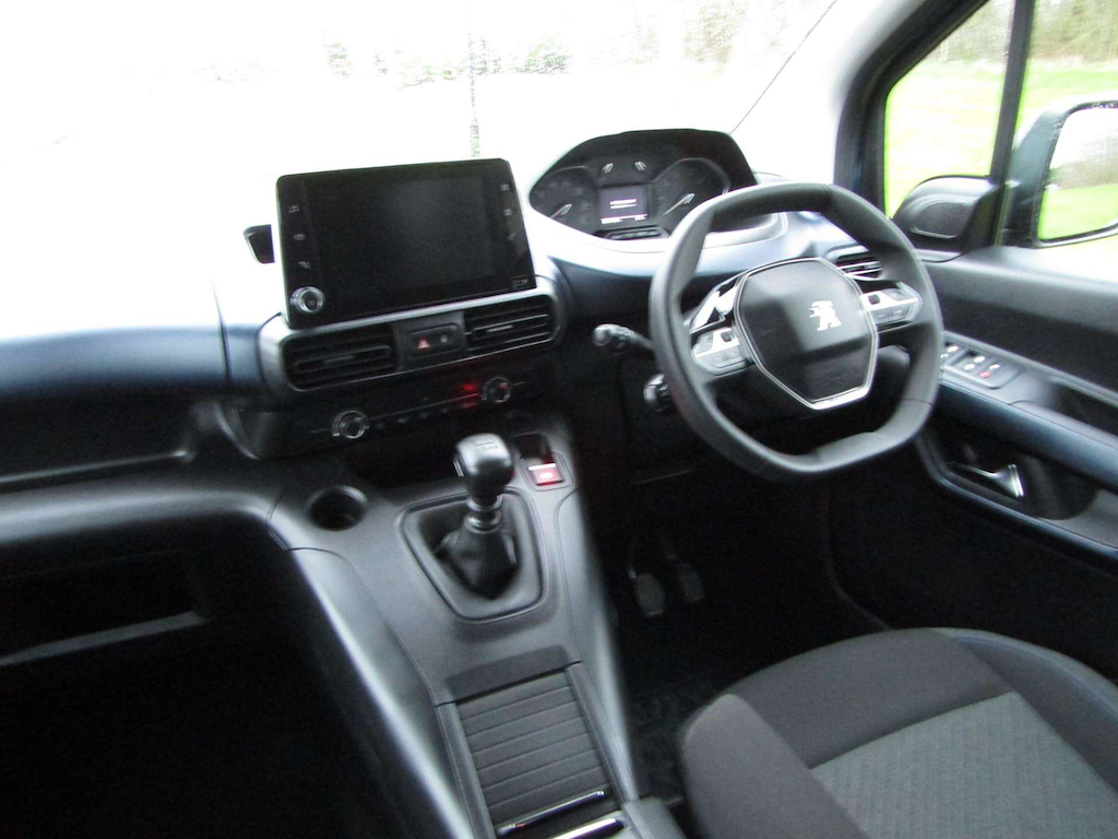 
								Peugeot Rifter full									