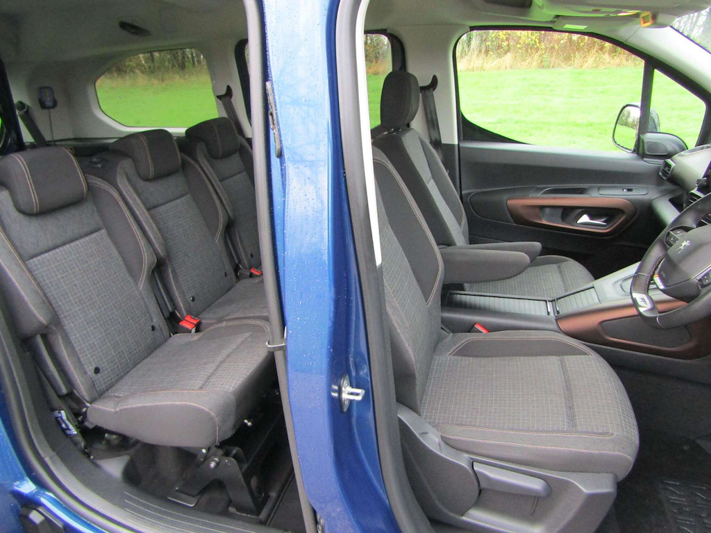 
								Peugeot Rifter full									