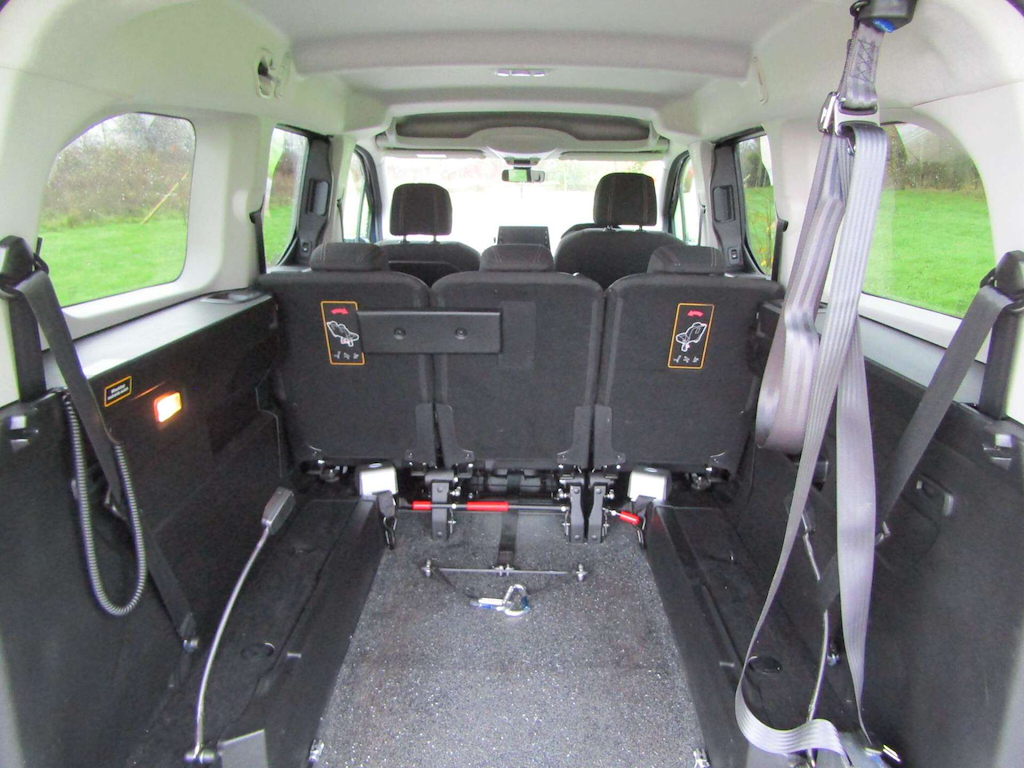 
								Peugeot Rifter full									